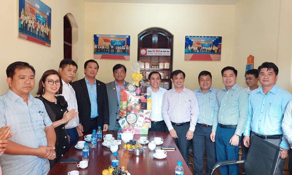 Bí thư thành uỷ Tân An thăm, chúc mừng Hội Doanh nhân trẻ tỉnh và thành phố