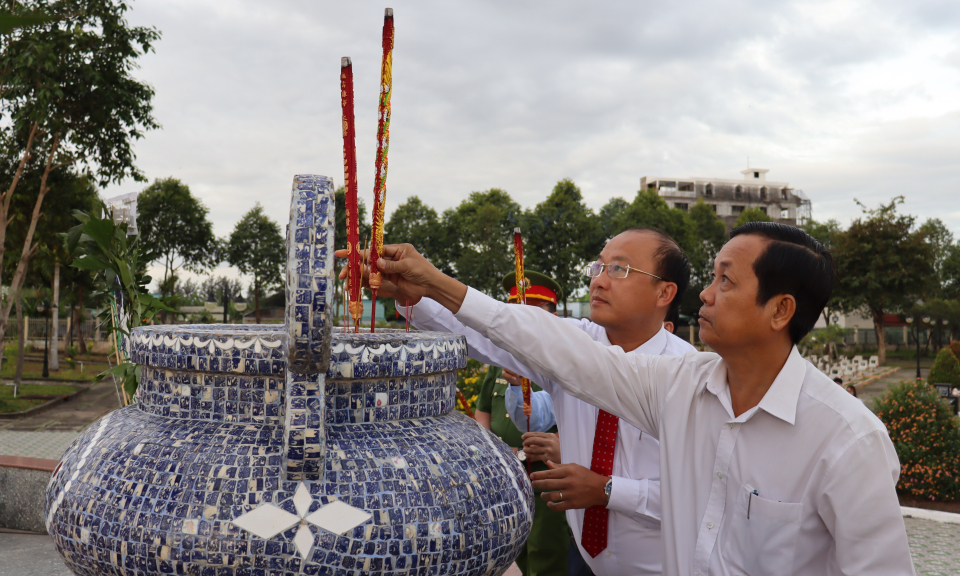 Lãnh đạo Huyện Cần Giuộc viếng nghĩa trang liệt sỹ nhân kỷ niệm 93 năm ngày thành lập Đảng Cộng sản Việt Nam