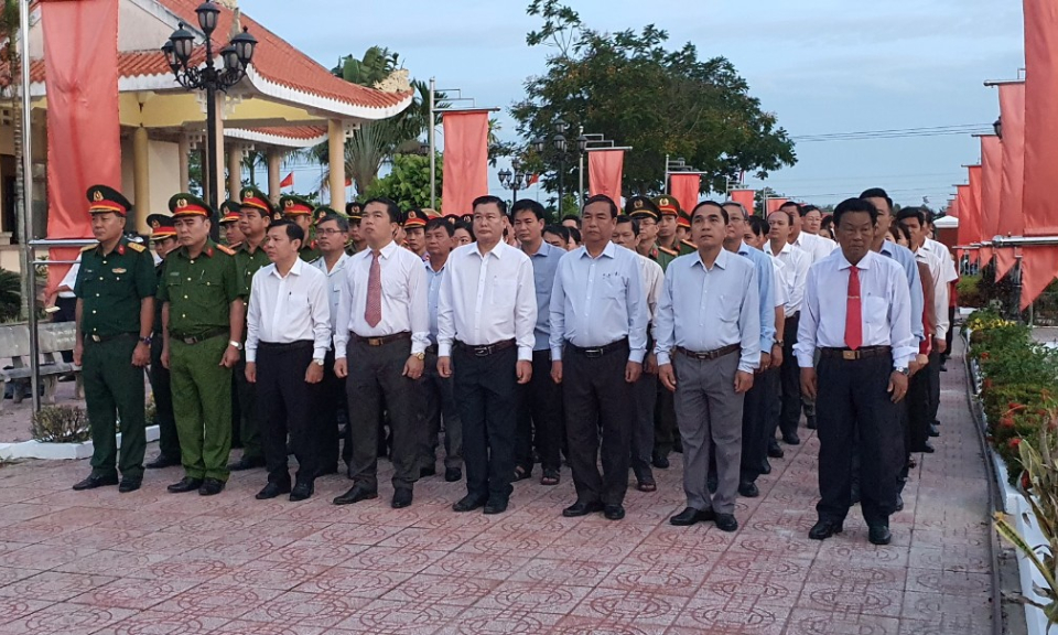 Huyện Tân Thạnh và Thạnh hóa viếng nghĩa trang liệt sỹ nhân kỷ niệm 93 năm ngày thành lập Đảng
