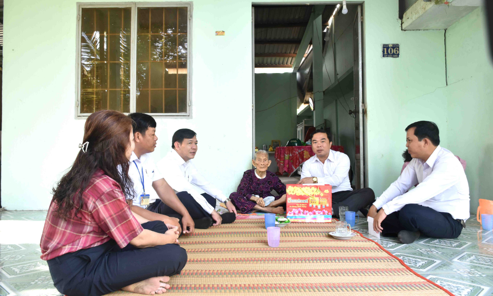 Bí thư Huyện ủy Tân Thạnh thăm, tặng quà Mẹ Việt Nam anh hùng