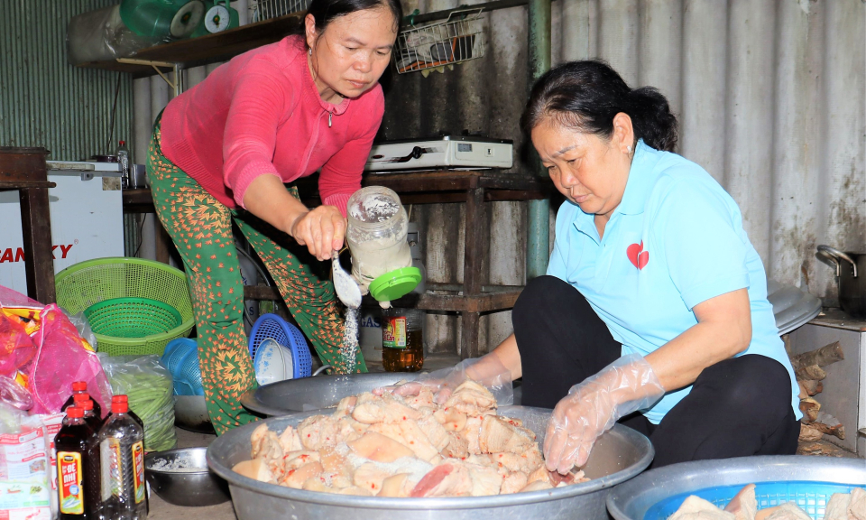Hội Phụ nữ Cần Đước vào bếp phục vụ Hội trại tòng quân