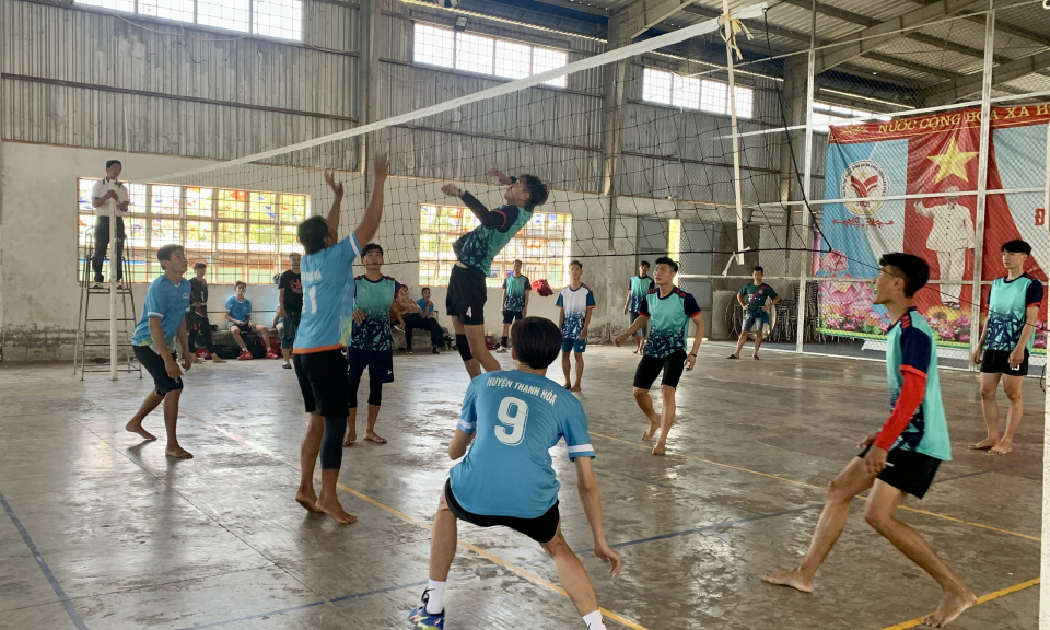 Giao lưu bóng chuyền nam tại Lễ hội Làm Chay