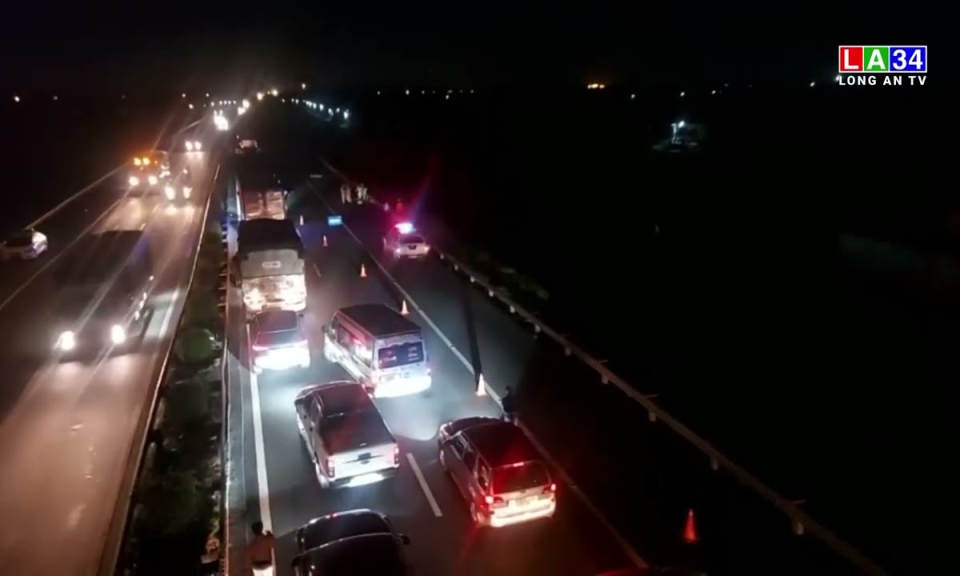 Bến Lức: Xe máy chạy ngược chiều vào đường cao tốc, một người tử vong
