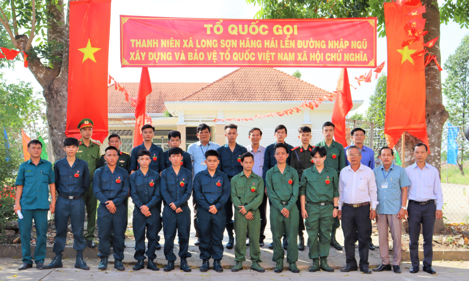 Các xã, thị trấn huyện Cần Đước tiễn thanh niên lên đường nhập ngũ 