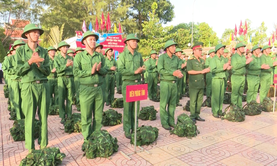 100 Thanh niên Tân Trụ hăng hái lên đường nhập ngũ