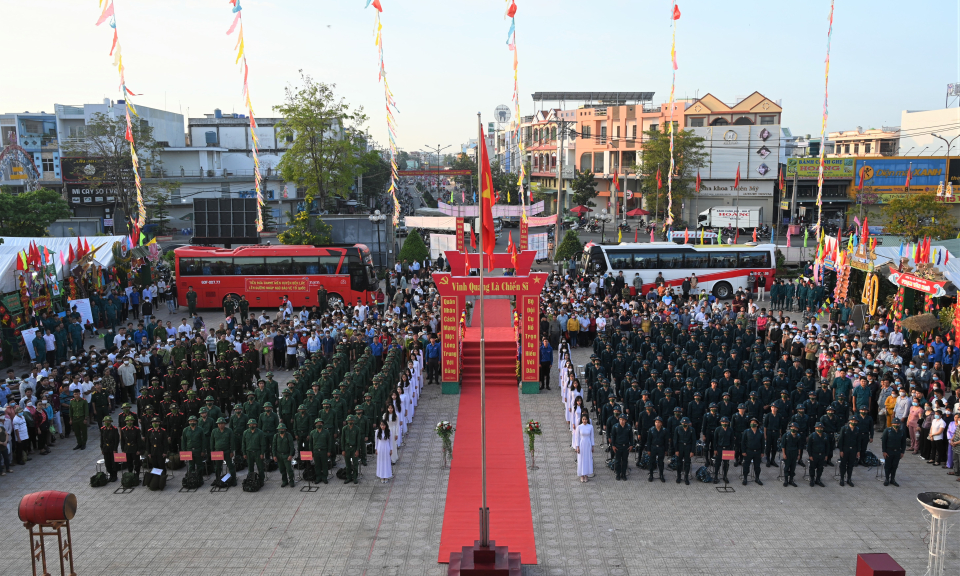 163 thanh niên Bến Lức lên đường nhập ngũ