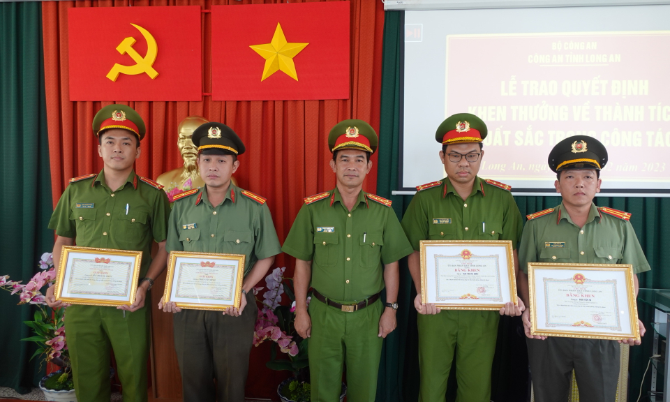 Khen thưởng khám phá vụ “Làm giả con dấu, tài liệu của cơ quan; sử dụng tài liệu giả của cơ quan” và “Lừa đảo chiếm đoạt tài sản”