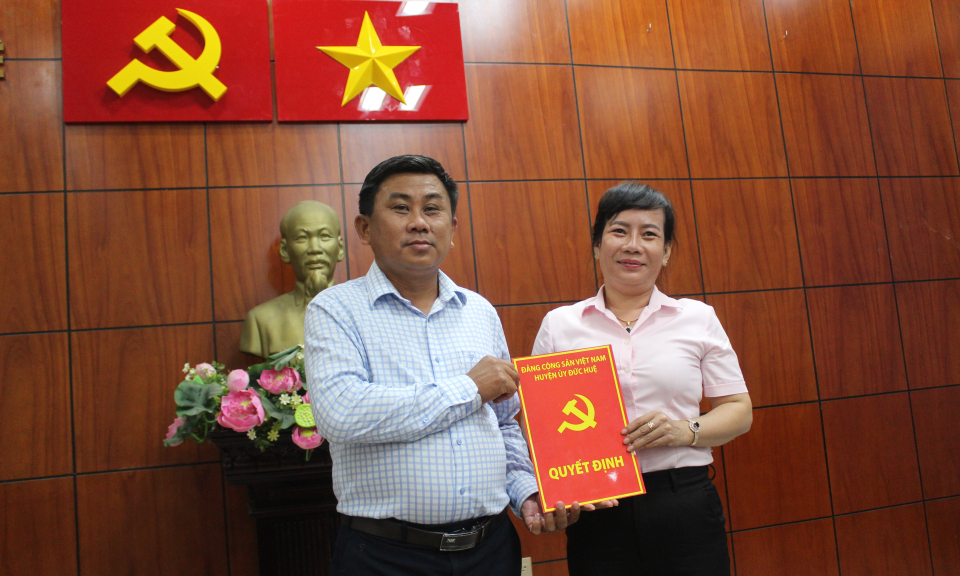 Huyện ủy Đức Huệ công bố các quyết định về việc sắp xếp, kiện toàn đảng bộ, chi bộ trực thuộc Huyện ủy.