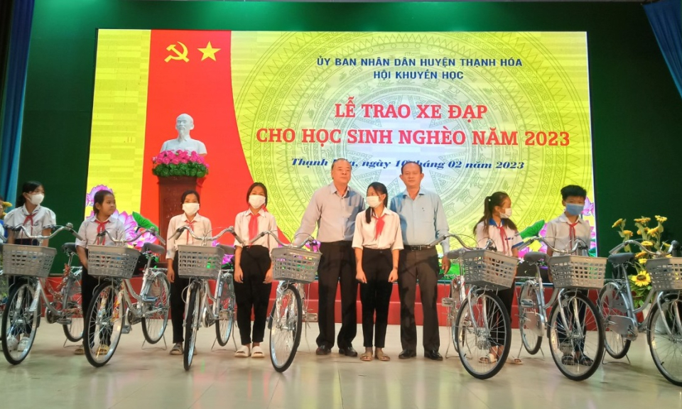 Thạnh Hóa trao tặng 75 chiếc xe đạp cho học sinh nghèo