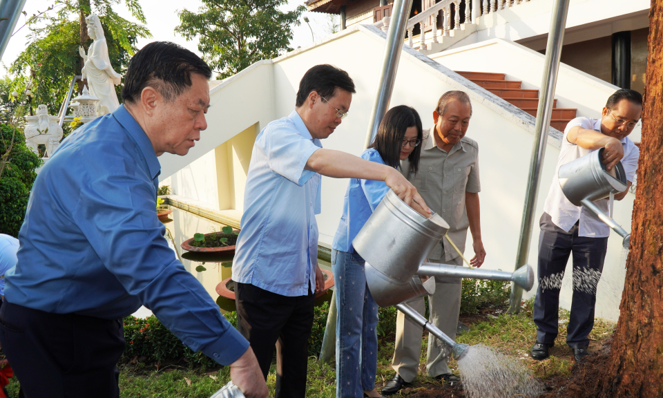 Thường trực Ban Bí thư - Võ Văn Thưởng trồng cây lưu niệm tại nhà lưu niệm Trương Văn Bang
