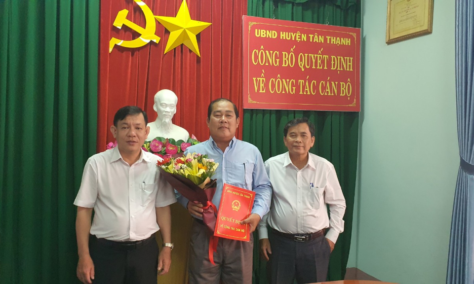 Tân Thạnh công bố quyết định về công tác cán bộ