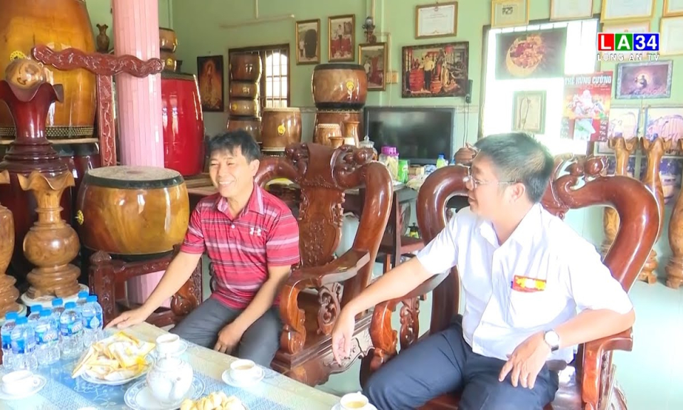 Tân Trụ: Lãnh đạo huyện thăm các làng nghề truyền thống