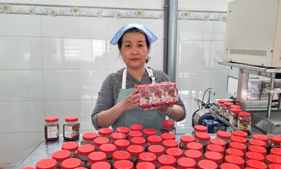 Nữ doanh nghiệp trẻ với nghề làm mắm ruốc truyền thống