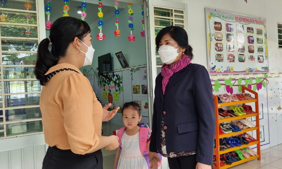 Các trường Mầm non, Mẫu giáo tuyên truyền phụ huynh giáo dục trẻ kỹ năng tự phục vụ bản thân