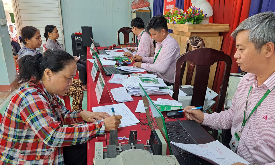 Đức Hòa giải ngân chương trình tín dụng chính sách