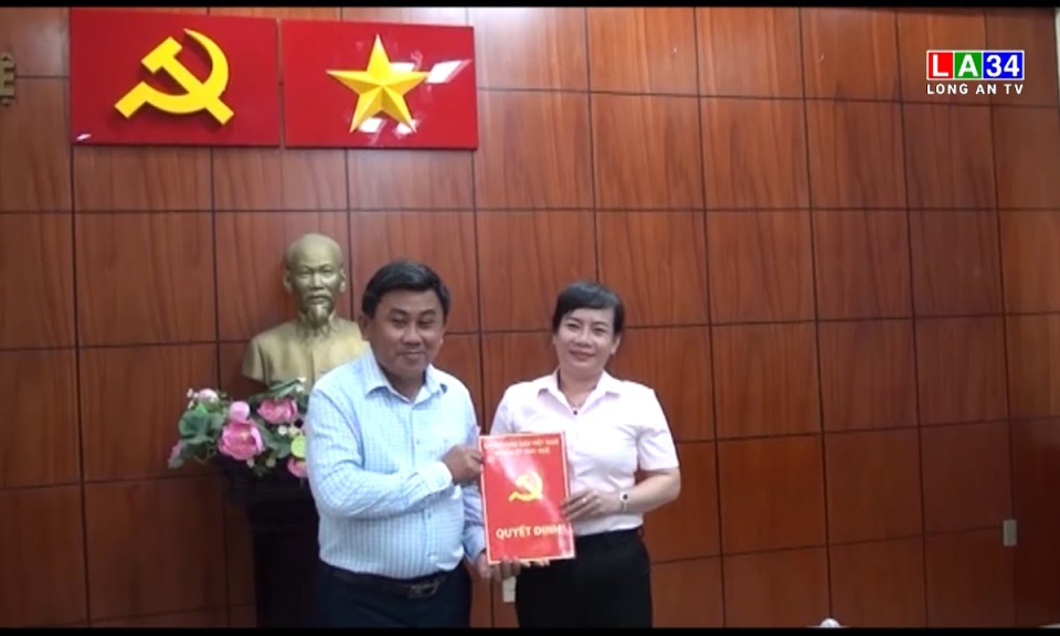 Đức Huệ: Công bố các quyết định về việc sắp xếp, kiện toàn đảng bộ, chi bộ trực thuộc Huyện ủy