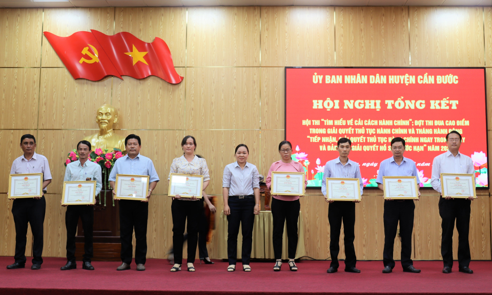Cần Đước tổng kết đợt thi đua cao điểm trong giải quyết thủ tục hành chính