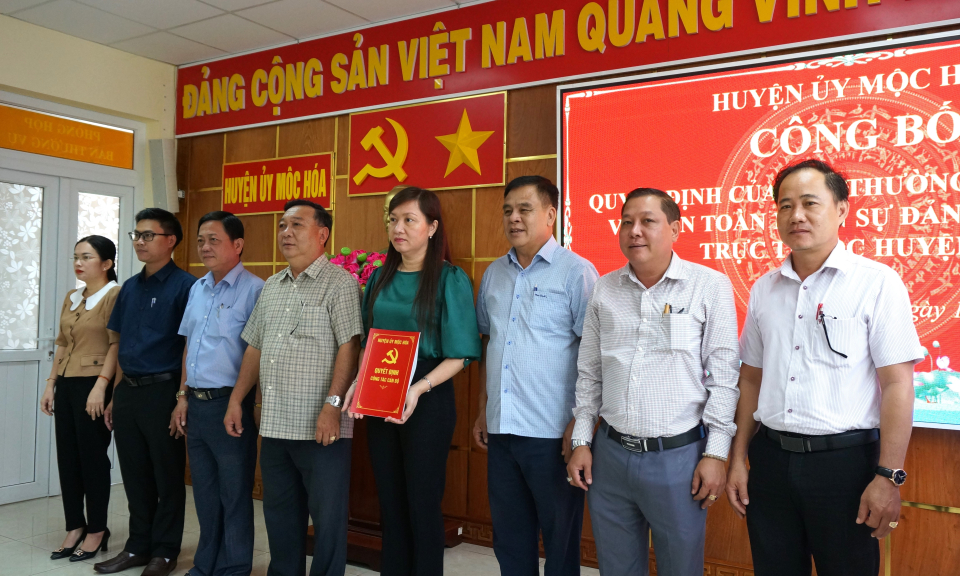 Mộc Hóa công bố quyết định về kiện toàn nhân sự Đảng bộ, chi bộ trực thuộc Huyện ủy