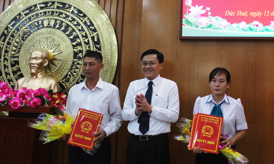 Đức Huệ trao quyết định bổ nhiệm cán bộ