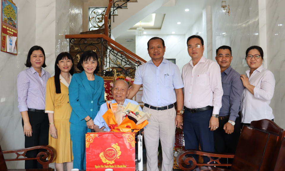 Bí thư Huyện ủy Cần Giuộc thăm thầy thuốc ưu tú Nguyễn Văn Núi