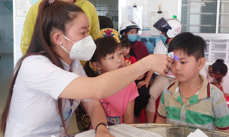 Tân Hưng tiêm vét vắc xin phòng COVID - 19 mũi 1 và tiêm trả mũi 2 cho trẻ từ 5 đến 11 tuổi