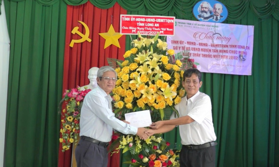 Lãnh đạo Sở Y tế tỉnh thăm, chúc mừng Ngày Thầy thuốc Việt Nam 27/2 tại huyện Tân Hưng 