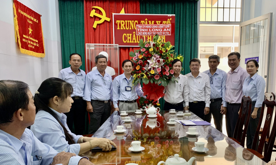 Lãnh đạo Sở Y tế thăm, chúc mừng ngành Y tế huyện Châu Thành nhân Ngày Thầy thuốc Việt Nam 27/2