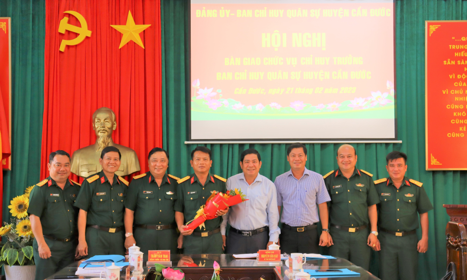 Cần Đước bàn giao nhiệm vụ Chỉ huy trưởng Ban Chỉ huy Quân sự huyện 