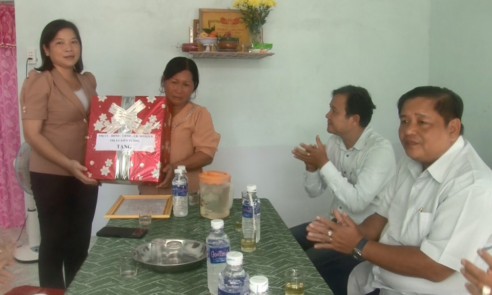 Kiến Tường: Giám đốc Sở Giao thông Vận tải Long An vận động tặng nhà tình nghĩa, nhà tình thương
