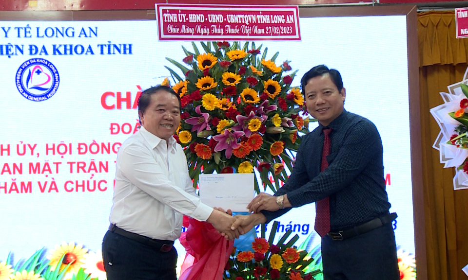 Phó Chủ tịch UBND tỉnh thăm, chúc mừng các cơ sở y tế nhân Ngày Thầy thuốc Việt Nam