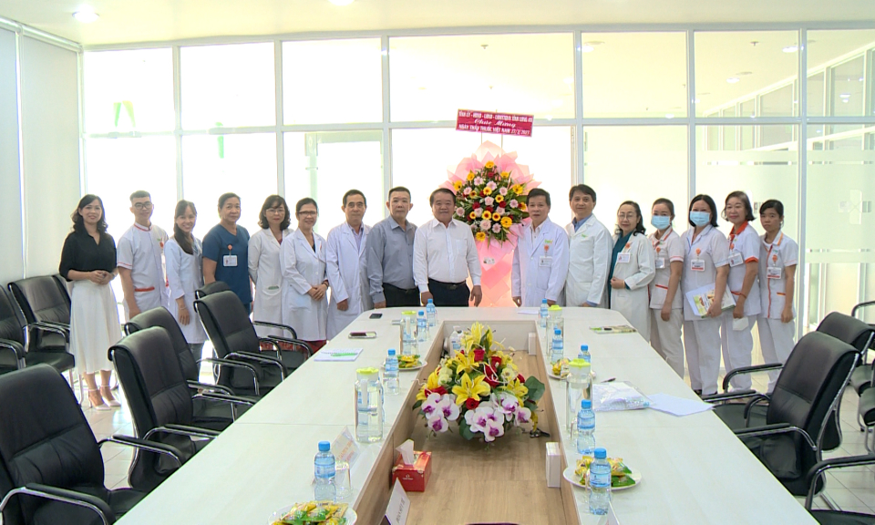 Lãnh đạo Sở Y tế thăm, chúc mừng nhân Ngày Thầy thuốc Việt Nam tại Bệnh Viện TWG Long An