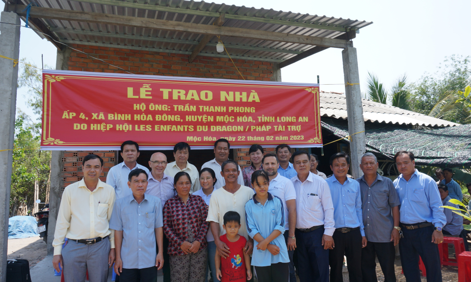 Mộc Hóa trao tặng nhà Đại đoàn kết cho hộ nghèo tại xã Bình Hòa Đông