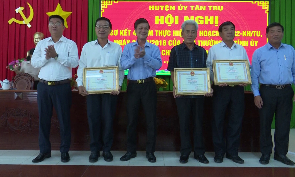 Tân Trụ sơ kết 04 năm thực hiện Kế hoạch số 82 của Ban Thường vụ Tỉnh ủy về phòng, chống “tham nhũng vặt”
