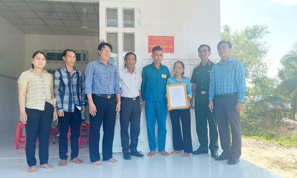 Kiến Tường bàn giao “Nhà tình nghĩa Quân - Dân”