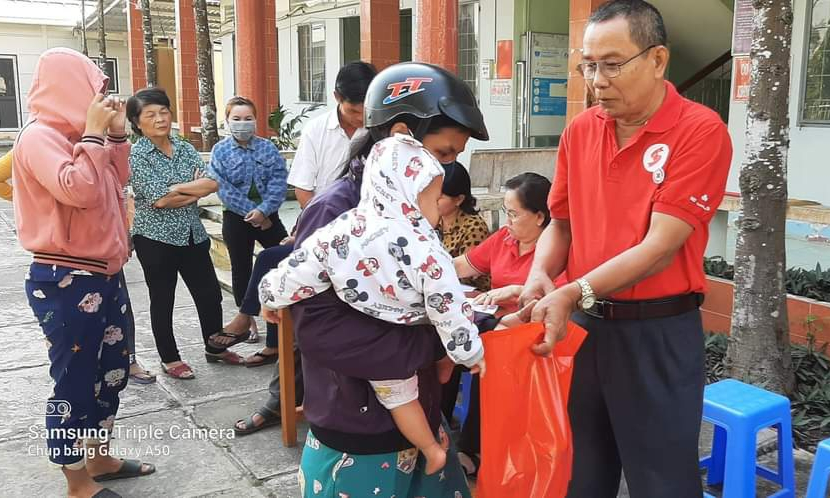 Hôi Chữ thập đỏ tỉnh trao tặng sữa dinh dưỡng cho trẻ em nghèo, khuyết tật tại huyện Tân Hưng