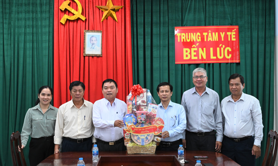  Bí thư Huyện ủy Bến Lức thăm, động viên cán bộ, nhân viên Trung tâm Y tế huyện