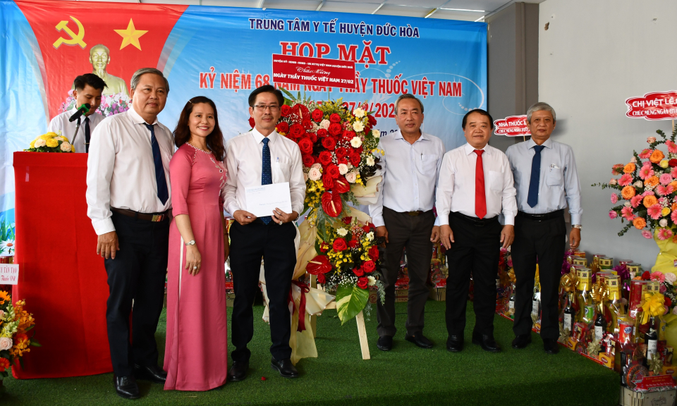 Đức Hòa họp mặt kỷ niệm 68 năm ngày thầy thuốc Việt Nam