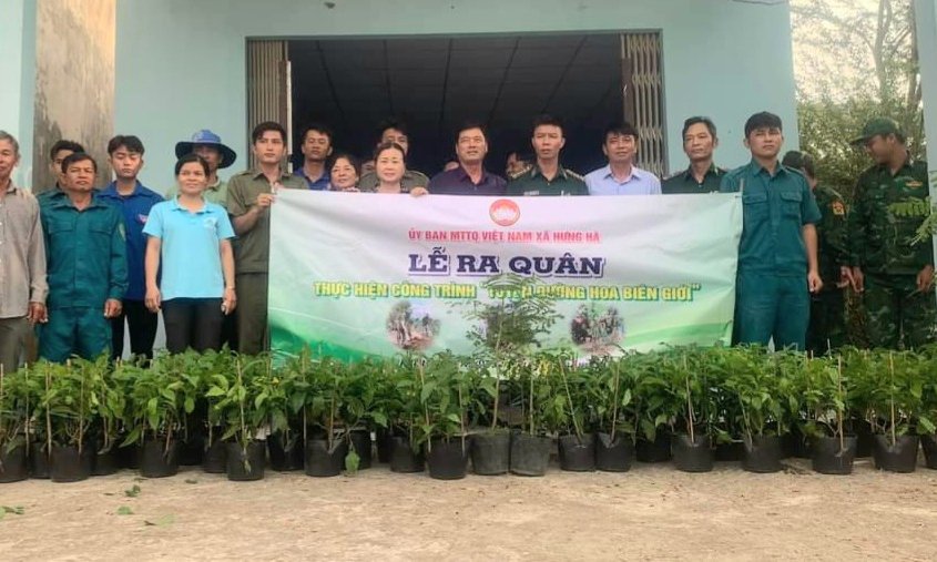 Đồn Biên phòng Sông Trăng phối hợp thực hiện công trình “Tuyến đường hoa biên giới”