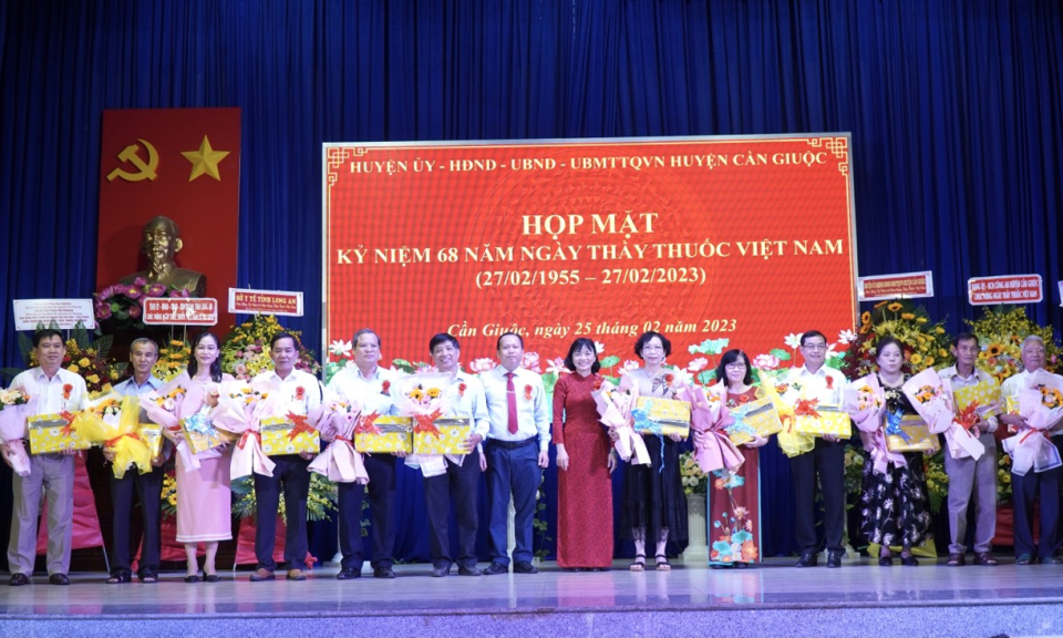 Cần Giuộc họp mặt kỷ niệm 68 năm Ngày Thầy thuốc Việt Nam