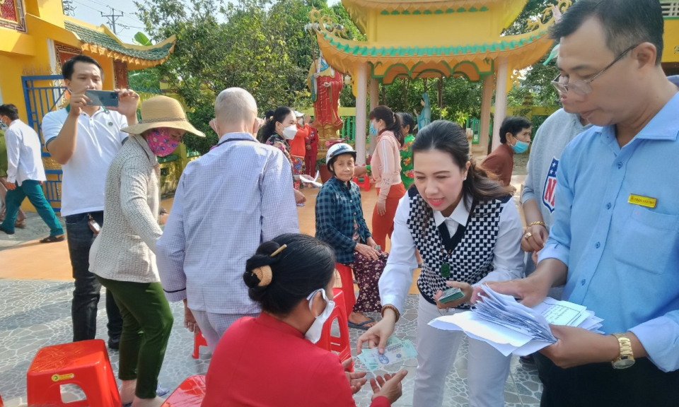 Thạnh Hóa: 100 hộ dân có hoàn cảnh khó khăn được trao tặng quà, mỗi suất 1 triệu đồng