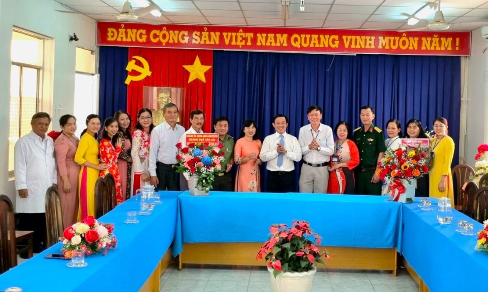 Lãnh đạo thành phố Tân An thăm, chúc mừng Ngày Thầy thuốc Việt Nam 27/2