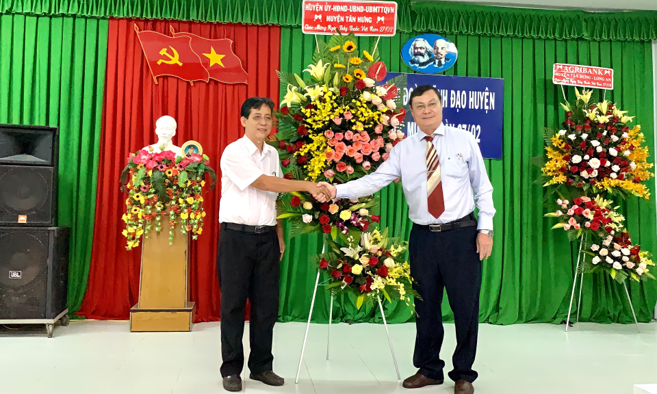 Lãnh đạo huyện Tân Hưng chúc mừng Ngày Thầy thuốc Việt Nam 27/2 tại Trung tâm Y tế huyện 