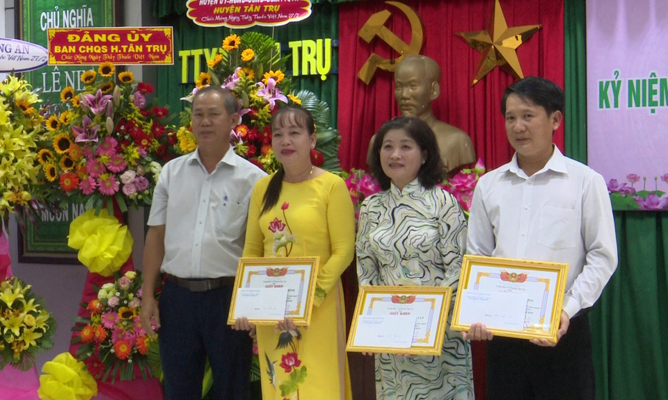 Tân Trụ tổ chức họp mặt Kỷ niệm 68 năm Ngày Thầy thuốc Việt Nam