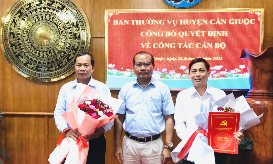 Cần Giuộc công bố quyết định công tác cán bộ