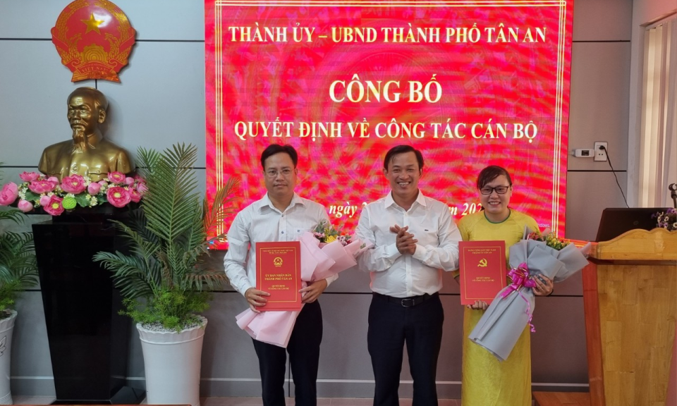 Thành phố Tân An công bố quyết định công tác cán bộ