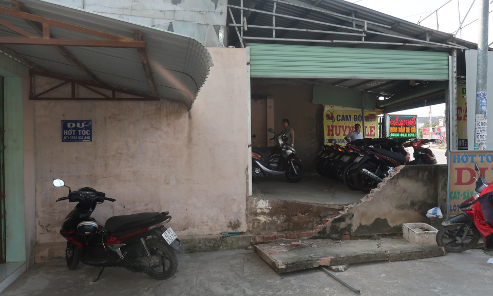 Cạy tường một cửa hàng trộm 8 xe mô tô