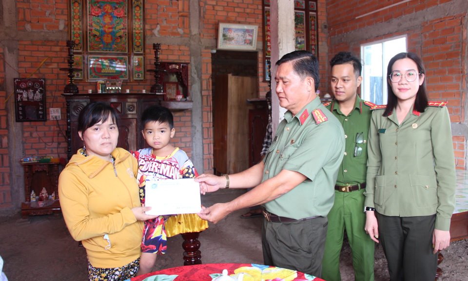 Thủ Thừa: Công an huyện trao tiền hỗ trợ mổ tim cho bé Phùng Thanh An