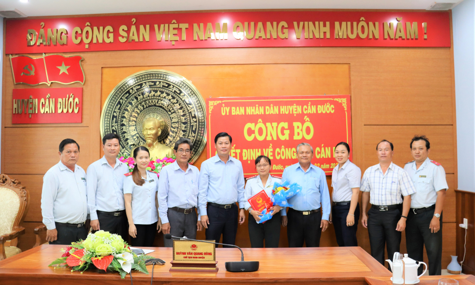 Ủy ban Nhân dân huyện Cần Đước trao quyết định Chánh Thanh tra huyện