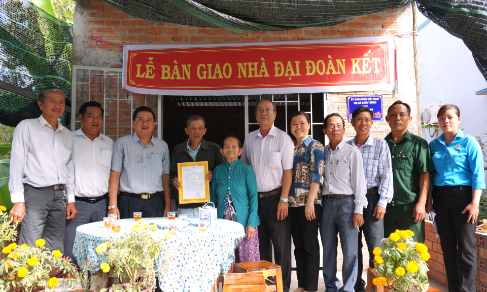 Mộc Hóa trao tặng nhà Đại đoàn kết cho hộ nghèo 