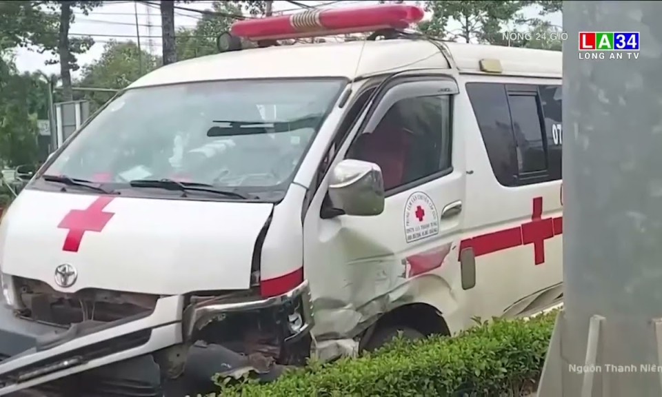 Bình Phước: Xe cứu thương va chạm ô tô 7 chỗ giữa ngã tư TP. Đồng Xoài